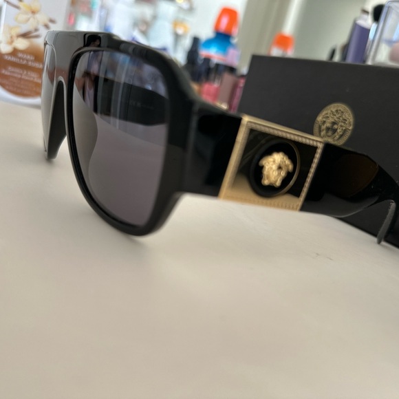 Versace sun glasses - Picture 2 of 5